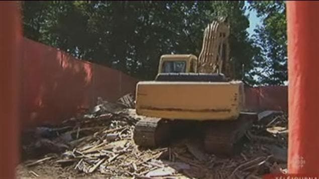 Démolition de la maison contaminée à la mérule pleureuse.