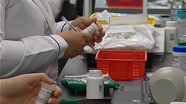 Des pharmaciennes au travail