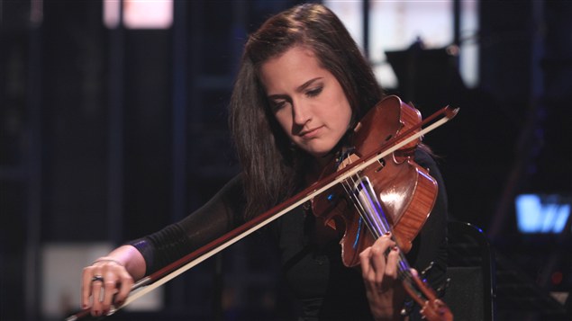 Sarah Martineau accompagne Ingrid Saint-Pierre au violoncelle