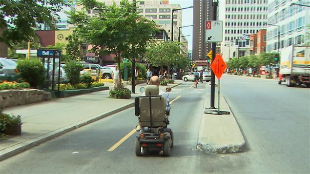 Une personne en fauteuil roulant motorisé