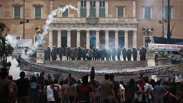 Affrontements entre manifestants et policiers devant le parlement grec à Athènes