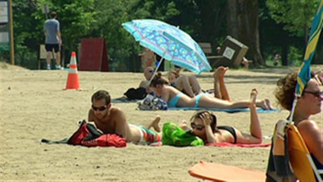 Des gens relaxant sur une plage.