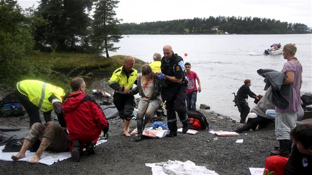 Des secouristes viennent en aide à des blessés de la fusillade en Norvège.