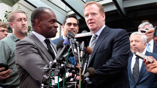 DeMaurice Smith, le directeur général de l'Association des joueurs de la NFL, et Roger Goodell, le commissaire de la NFL