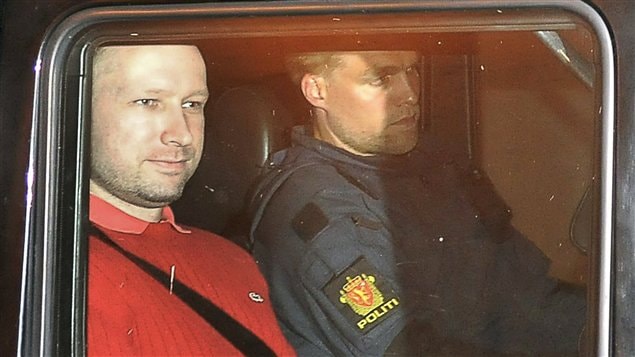 Le suspect Anders Behring Breivik quitte le tribunal