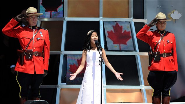 La jeune chanteuse découverte sur YouTube, Maria Aragon, chante Oh Canada lors des festivités du 1er juillet à Ottawa.