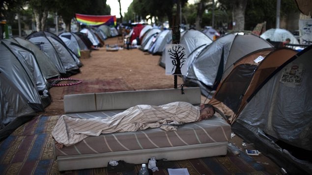 Un Israélien dort dans un campement de tentes érigé à Tel-Aviv pour protester contre la hausse des prix du logement.