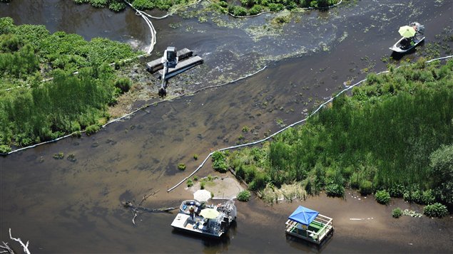 Les travaux de nettoyage sur la rivière Kalamazoo, au Michigan, le 13 juillet 2011.