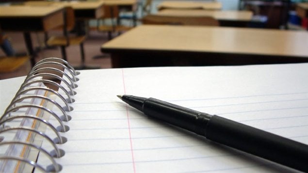 Un crayon sur un cahier