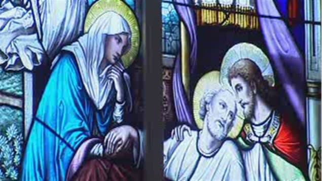 Un vitrail de l'église Sainte-Anne