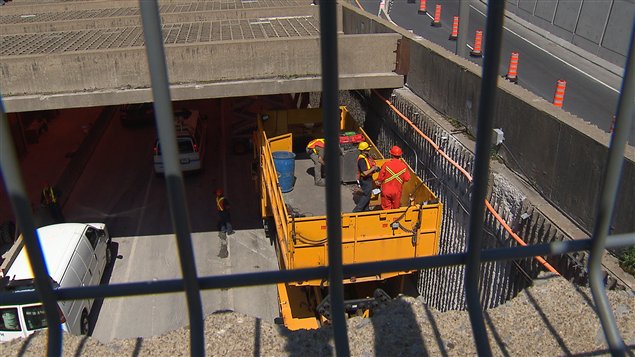 Des ouvriers dans le tunnel Viger