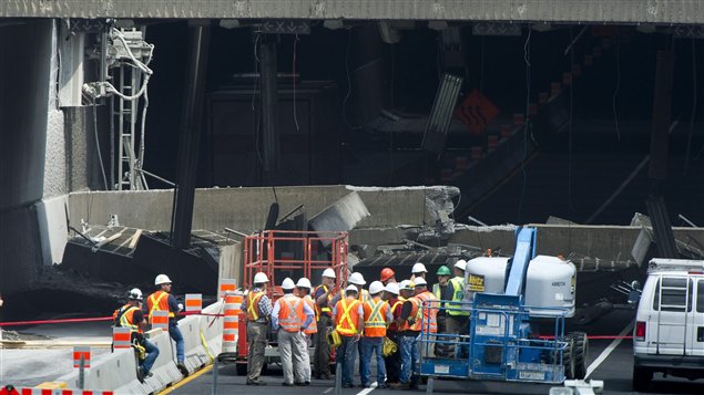 Des ingénieurs aux abords du tunnel Viger, le 1er août 2011