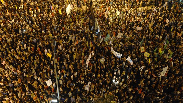 Des milliers d’Israéliens dans la rue à Tel-Aviv, le 6 août.