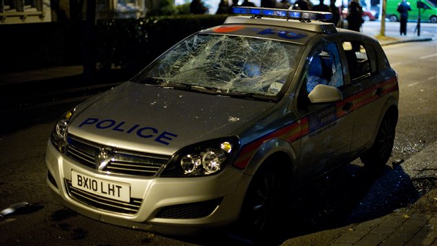 Une voiture de police attaquée dans le quartier de Tottenham à Londres.
