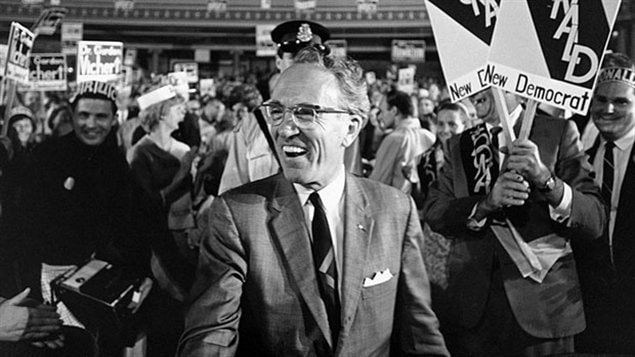 Tommy Douglas reçoit une ovation debout à son arrivée à un rassemblement néo-démocrate au Palace Theatre d'Hamilton, en juin 1968.