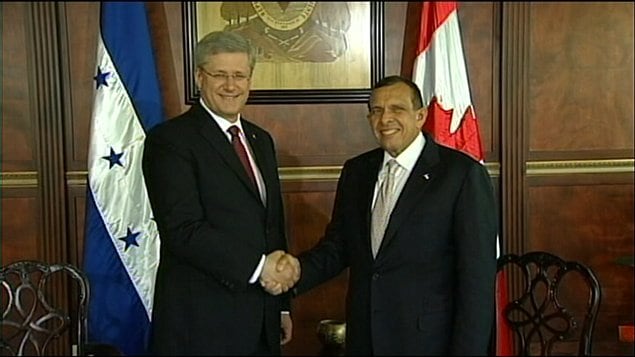 Le premier ministre Stephen Harper et le président du Honduras Porfirio Lobo
