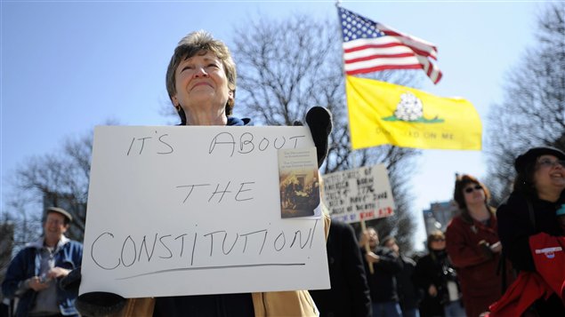 Une Américaine brandit sa pancarte lors d'une manifestation contre la réforme de la santé du président Obama.