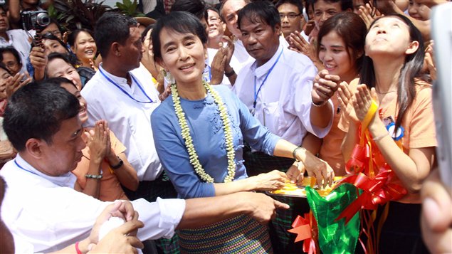 Aung San Suu Kyi chaleureusement accueillie à Bago.