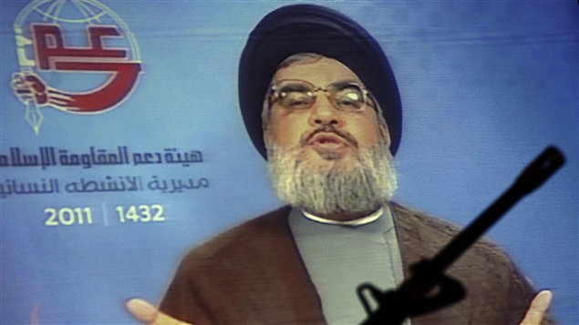 Le chef du Hezbollah Hassan Nasrallah prononce un discours diffusé sur écran géant à Beyrouth pendant un repas du ramadan.