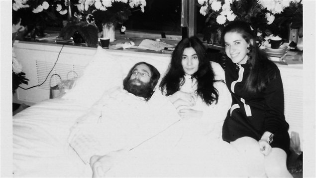 Yoko Ono et John Lennon avec une jeune fan, Gail Renard, lors de leur fameux "bed-in" à Montréal.