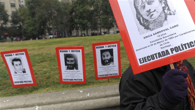 Une femme tient la photo d'une adolescente exécutée pendant la dictature, devant le palais présidentielle du Chili (archives).