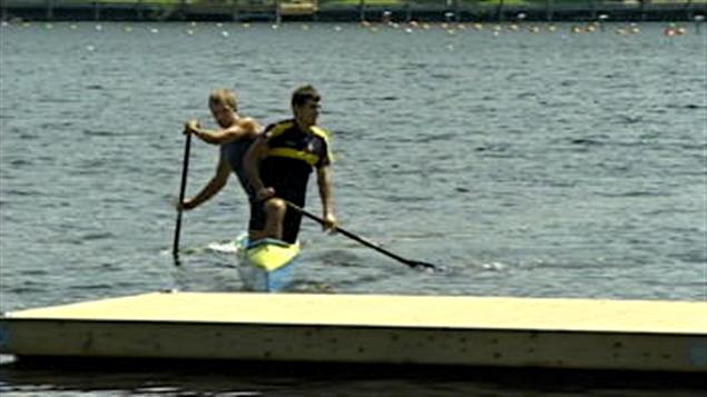 Deux hommes à bord d'un kayak