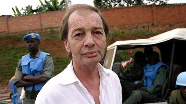 L'écrivain et journaliste Gil Courtemanche lors d'un séjour au Rwanda en 2005.