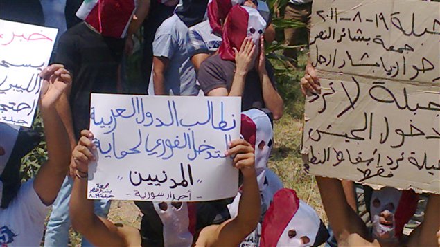 Opposants syriens avec leurs pancartes.