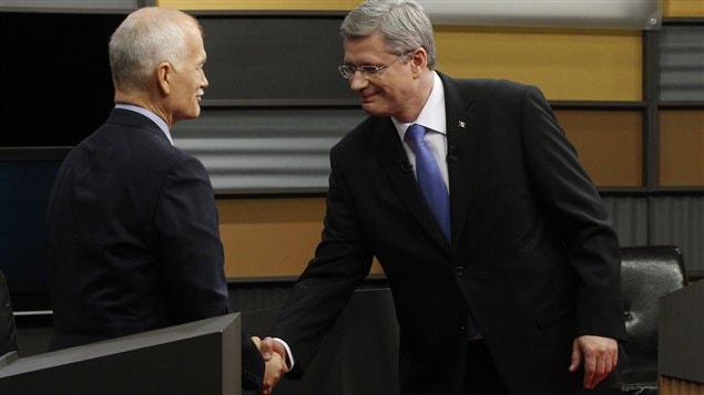 Jack Layton et Stephen Harper se serrent la main après le débat en langue française du 13 avril.