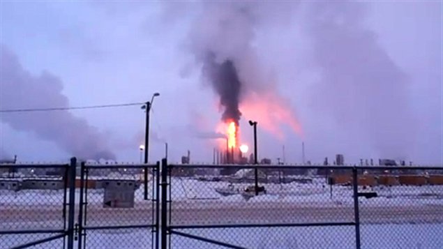 Feu sur le site d'exploitation de sables bitumineux Horizon Oil Sands, au nord de Fort McKay, en Alberta.