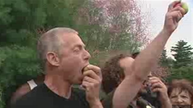 François Roy a mis fin à sa grève de la faim en croquant une pomme.