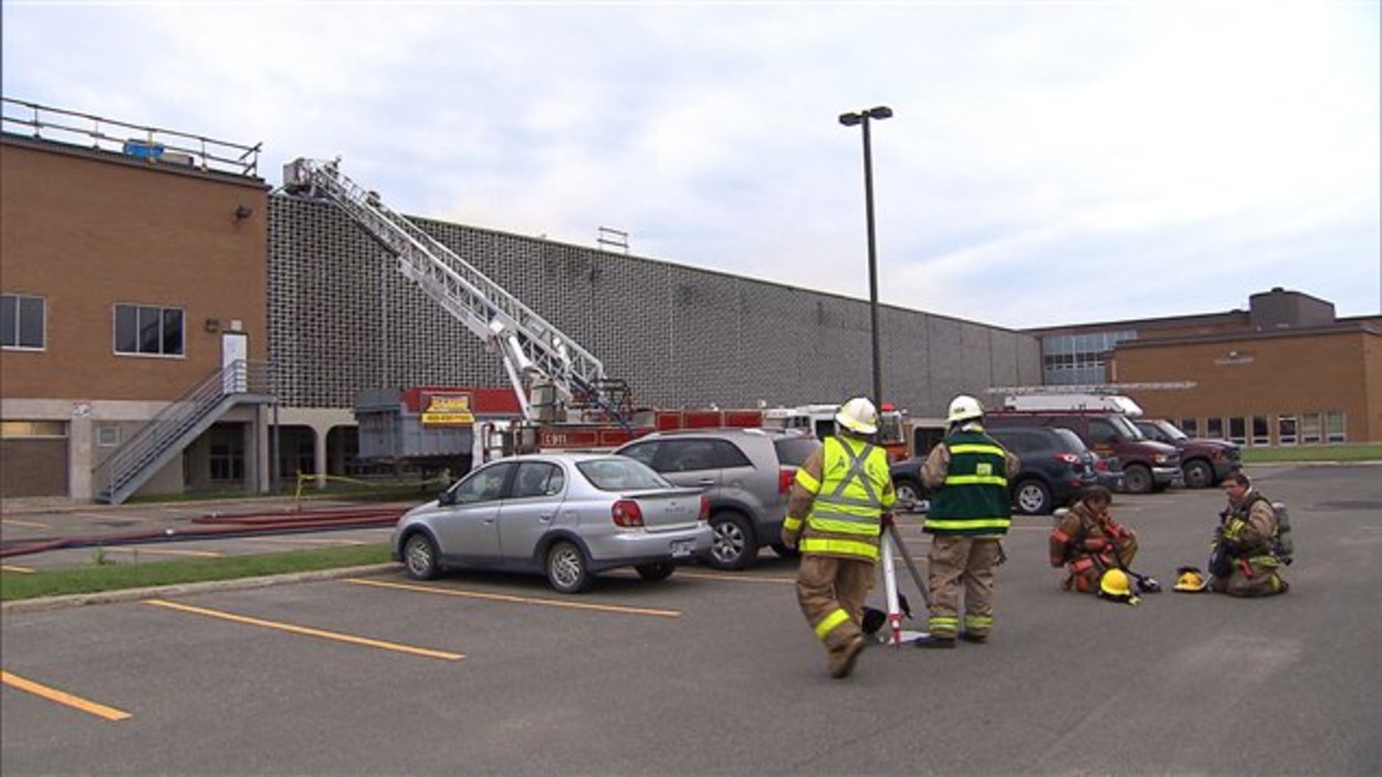 Incendie majeur dans une école de Repentigny RadioCanada