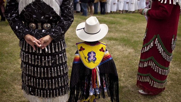 Un enfant autochtone porte un vêtement traditionnel lors de la Journée nationale des Autochtones le 22 juin 2011.