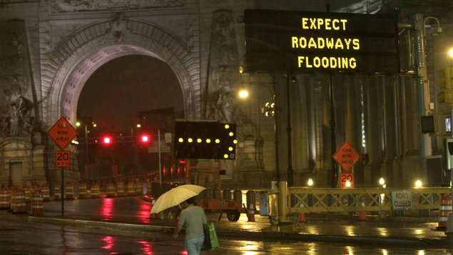 Un piéton devant le pont de Manhattan, à New York
