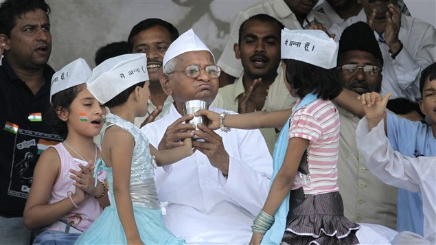 Anna Hazare a cessé sa grève de la faim en buvant un mélange de lait de coco et de miel