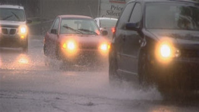 La circulation automobile se faisait dans d'immenses flaques d'eau à Sherbrooke.