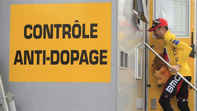 Le vainqueur du Tour de France, Cadel Evans, se rend à un contrôle anti-dopage.