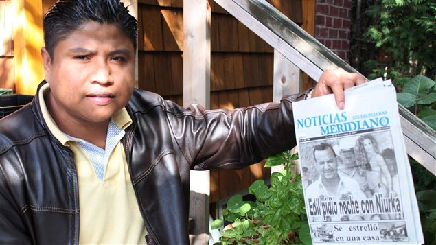 José Luis Abarco Montejo montre un journal dans lequel des allégations de corruption sont portées contre la minière canadienne Blackfire au Chiapas. Son père Mariano qui militait contre la compagnie a été abattu en novembre 2009.