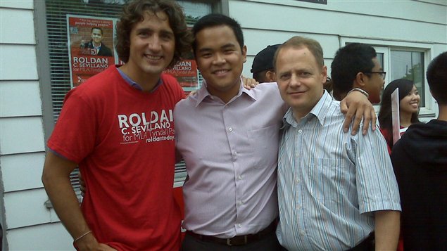 Jusitn Trudeau (à g.) et Kevin Lamoureux (à dr.) sont venus soutenir le candidat dans Tyndall Park, Roldan Sevillano.