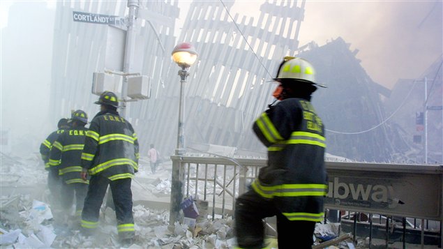 Des pompiers se dirigent vers le site du ground zero suite à l’effondrement des tours jumelles le 11 septembre 2001.