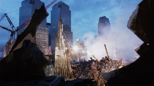 Le World Trade Center, deux semaines après les attaques.