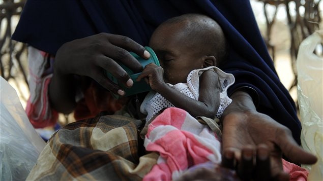 Une mère nourrit son enfant souffrant de malnutrition dans un camp de réfugié à Doolow.