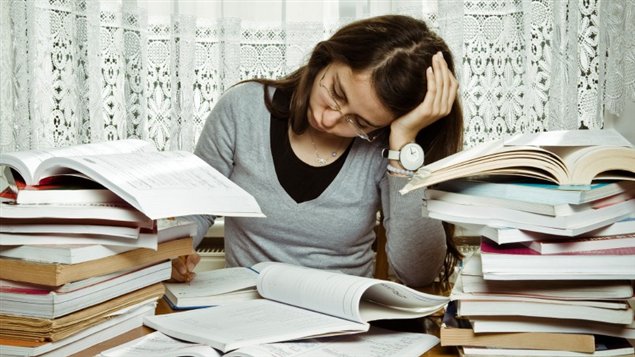 Une jeune femme étudie