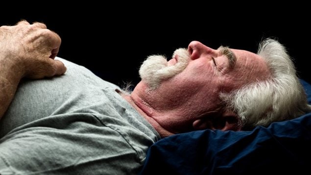 Un homme dort