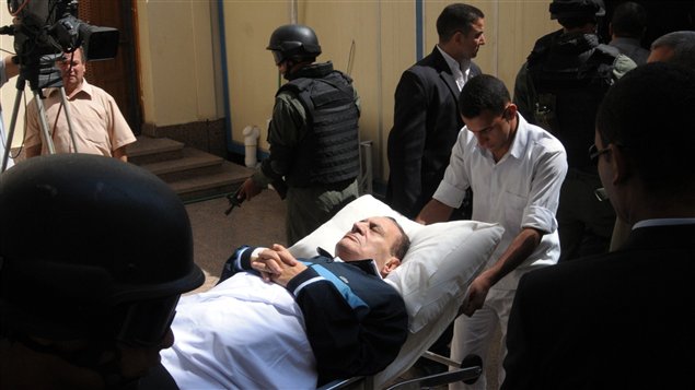 Le président déchu Hosni Moubarak est emmené à son procès sur une civière, le 7 septembre 2011.