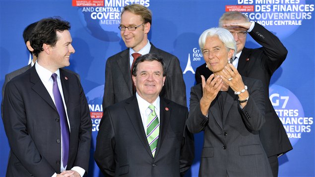 La directrice générale du FMI, Christine Lagarde, discute avec les ministres des Finances Jim Flaherty (Canada) et George Osborne (Royaume-Uni).
