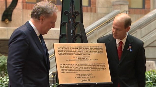 Jean Charest dévoile une plaque commémorative à la mémoire des victimes des attentats du 11 septembre 2001