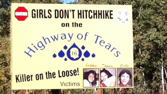 Un panneau recommande aux femmes de ne pas faire d'auto-stop sur la route 16