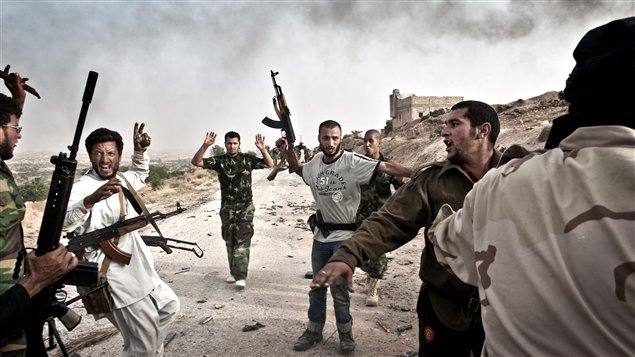 Des rebelles encerclent des combattants pro-Kadhafi en Libye