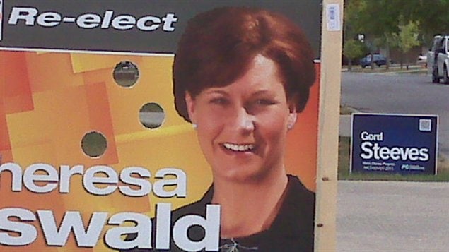 Pancartes des candidats Theresa Oswald (NPD) et Gord Steeves (PC)